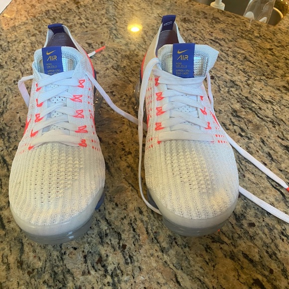 Nike Vapormax sneaker. - Picture 3 of 3